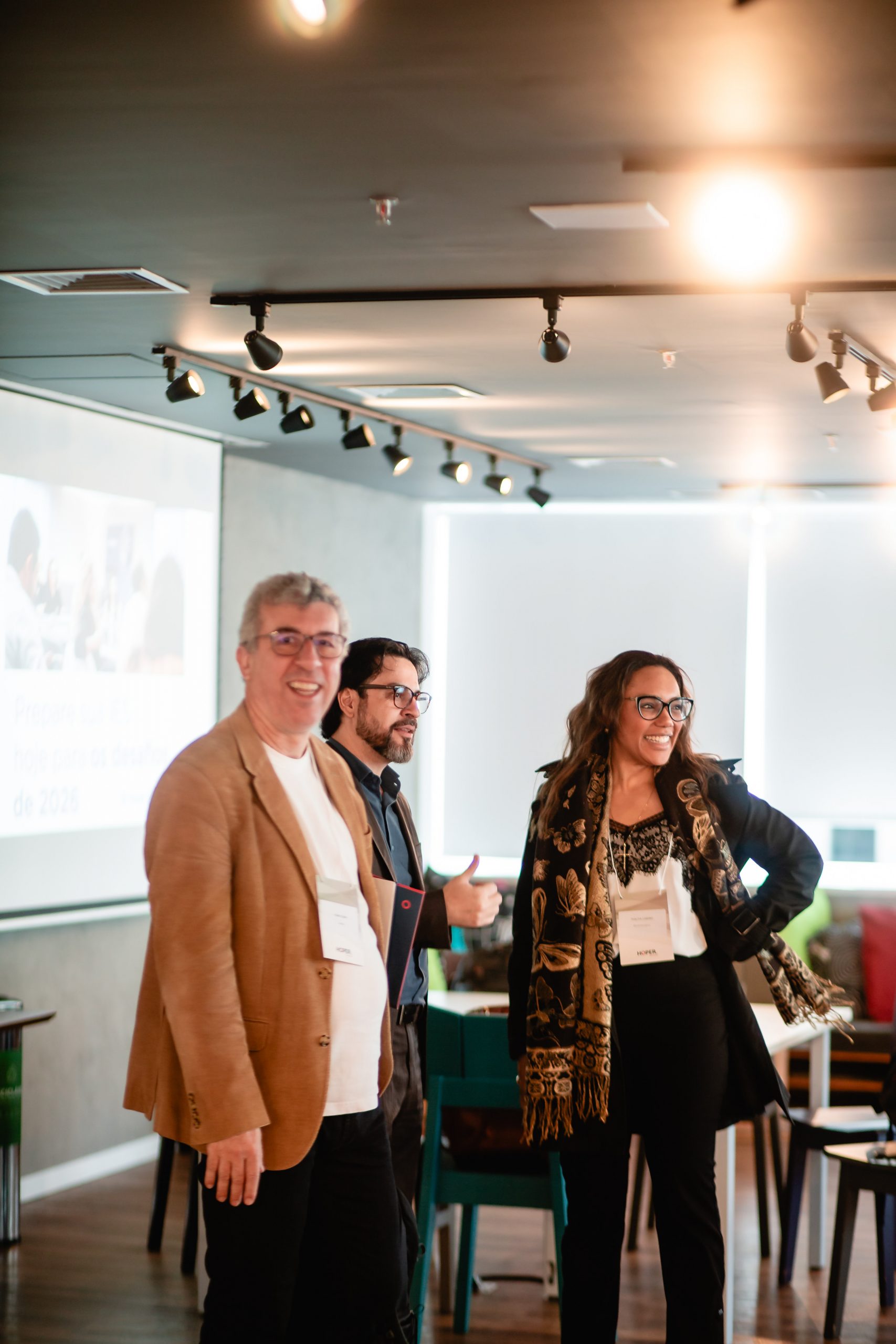 Grupo de gestores em conversa